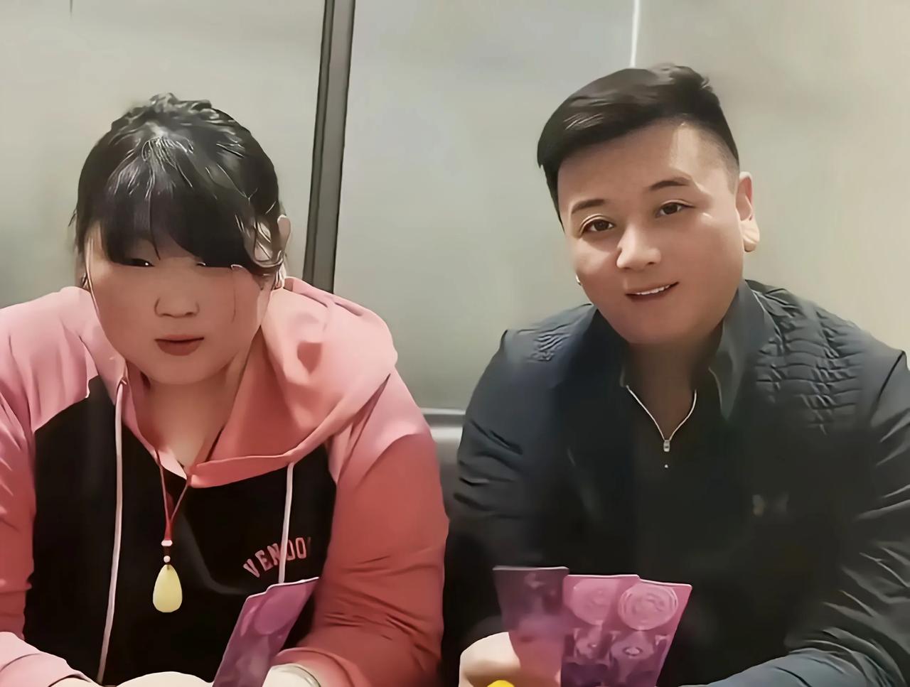 大衣哥最聪明的事情，就是吃一堑长一智，给儿女朱雪梅找了个农民自从大衣哥成名以