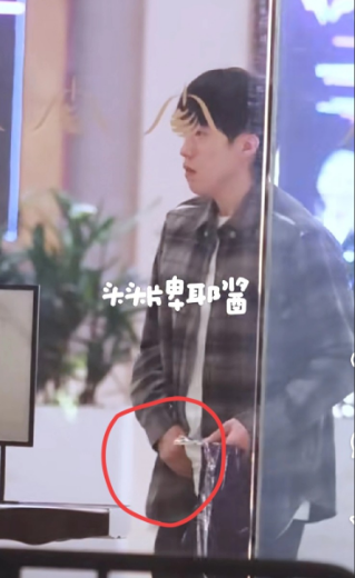发现了吗？晚宴回来的大头，似乎腿出现了什么问题，只见他按住大腿根部，用力