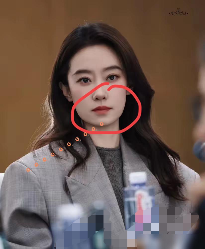 都说张小斐翅膀硬了就飞走，背刺捧红她的贾玲。我告诉你，这事你看反了。你只看到