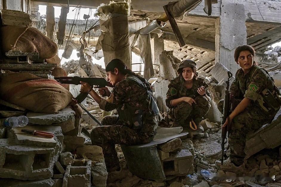 一名政治评论员走访了叙利亚库尔德武装女战士，并将所拍摄到的照片晒到社交平台。照片