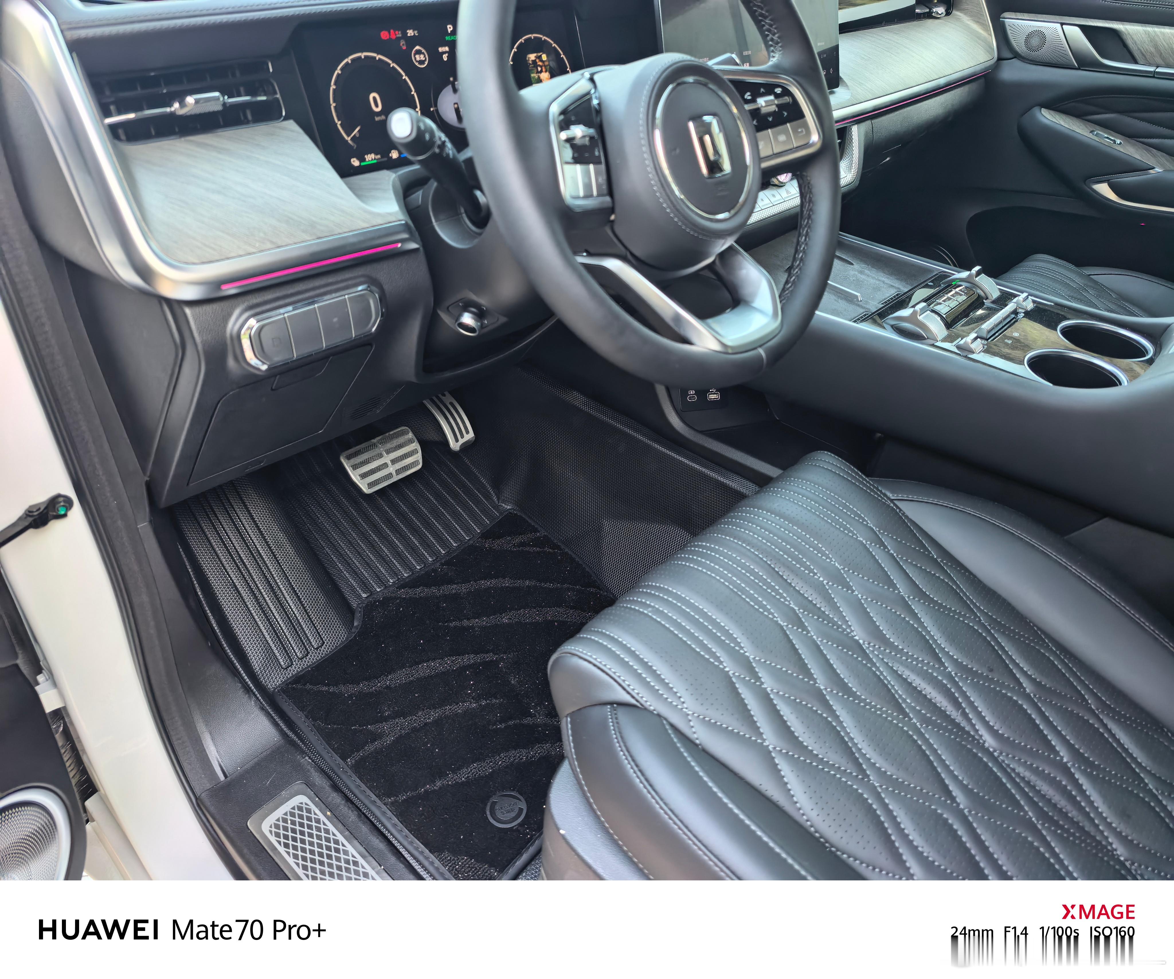 500Z开了也有一个多月了。终于舍得把脚垫装上去了。车上装任何东西我都很谨慎，很