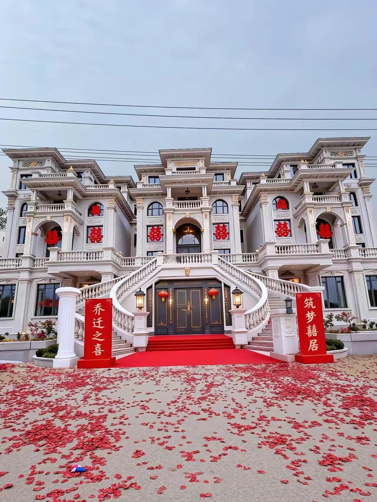 表哥去非洲工作了8年，听别人是挖金矿的，现在回来在村里盖了全村最牛的别墅。