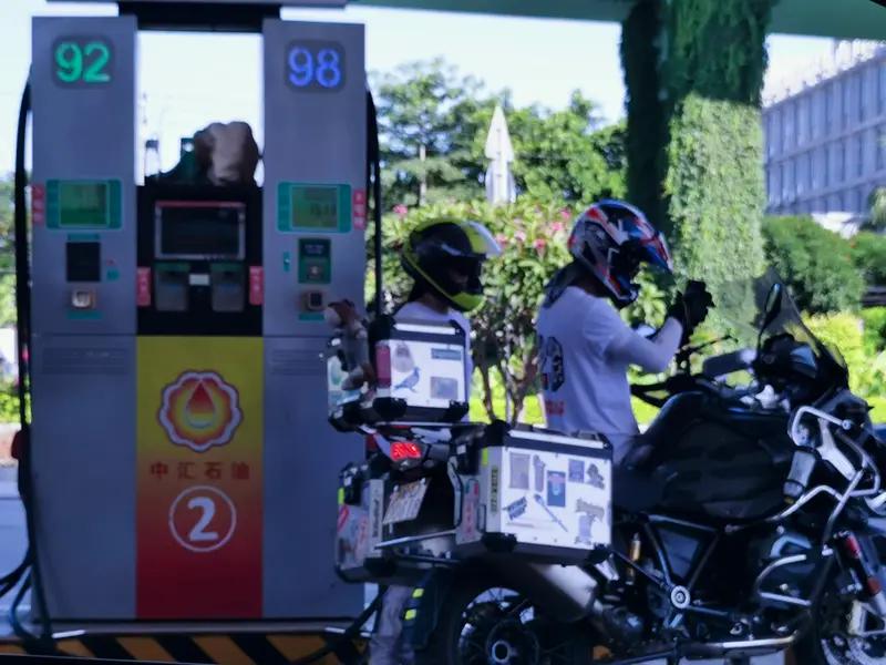 摩托车未备案加油被拒事件：规则、安全与情绪管理的三重审视近日，重庆一男子在高