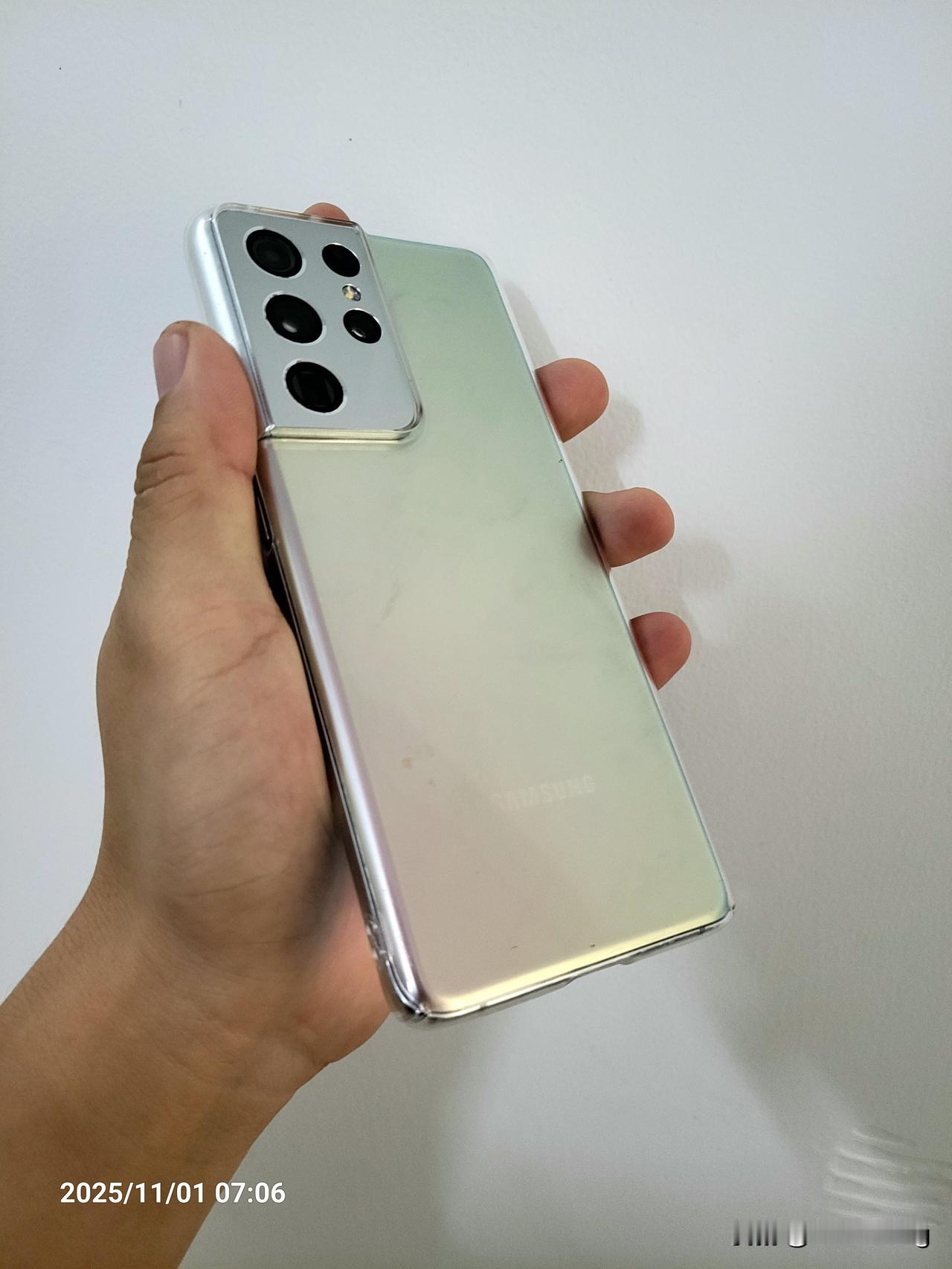 这是我的三星手机，说实话这个手机真的给了我太多的惊喜，我不是三星吹，我之前用过