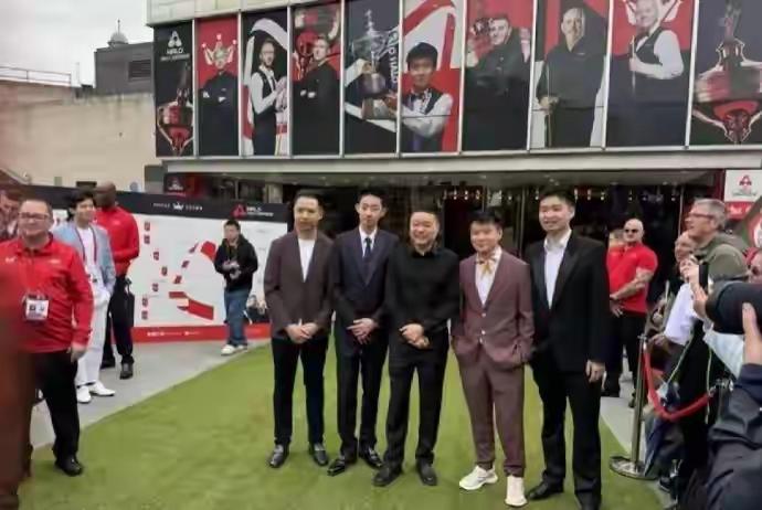 斯诺克世锦赛媒体日，中国五员种子大将集体亮相，一张合影直接把排面拉满！丁俊晖稳