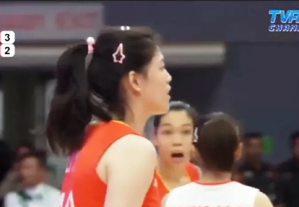 好心疼李盈莹，进攻不敢用力，坚持打完第一局！中泰友谊热身赛开始了，泰国队疯了，所