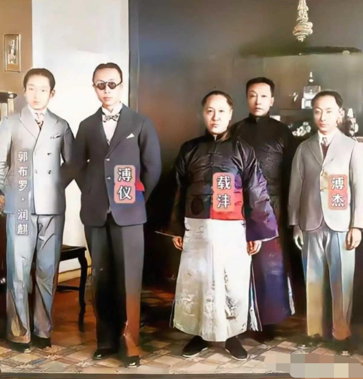 1929年，溥仪和父亲载沣的最后一张合影，不久就成了傀儡皇帝！