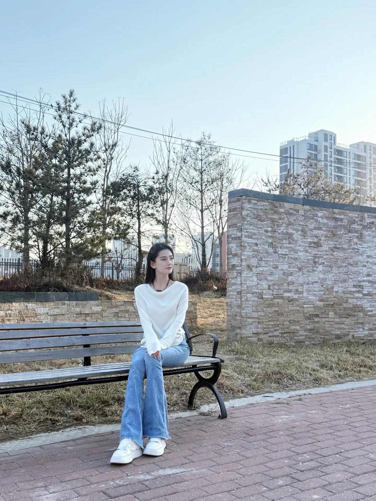 静坐长椅上，思量过往事。