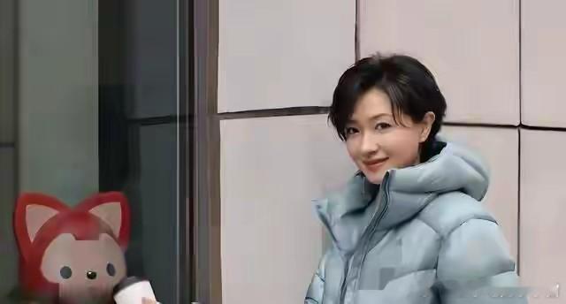 万茜，有一种很独特的美。近日，万茜发了一组自己的照片，整个人都美到发光了。只见她