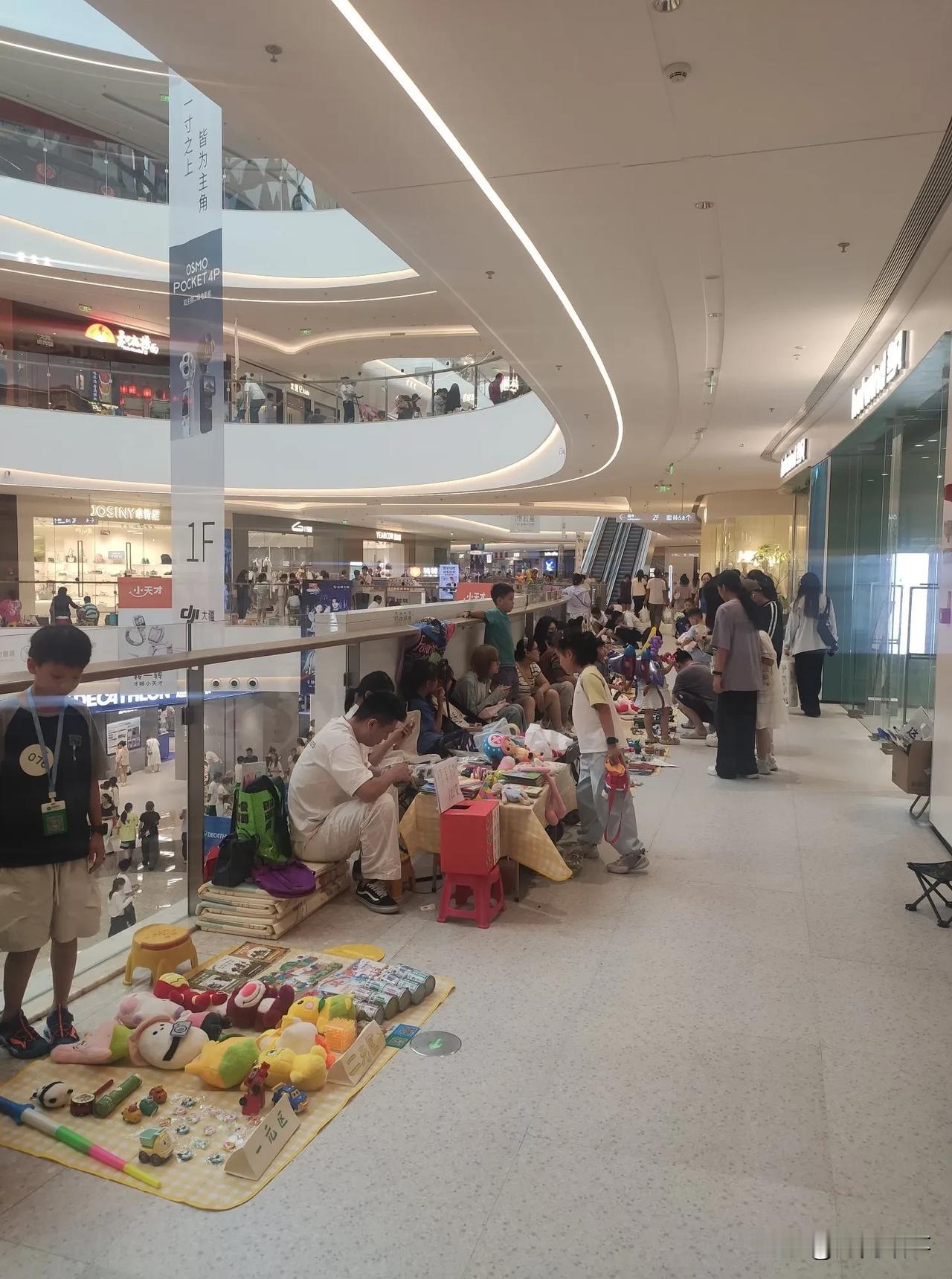 带孩子来商场参加摆地摊活动，原价上百元的正版玩偶都被换走了，还有限量版的手办都2