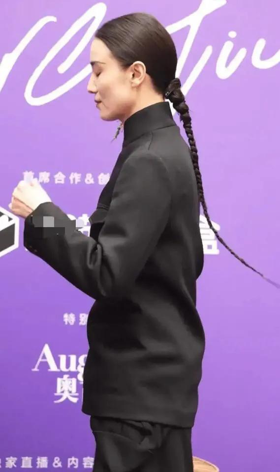 宋佳才是娱乐圈最猛的女人，怕大家不明白，不光头上是金钱鼠尾辫，手上还拎着鸟笼