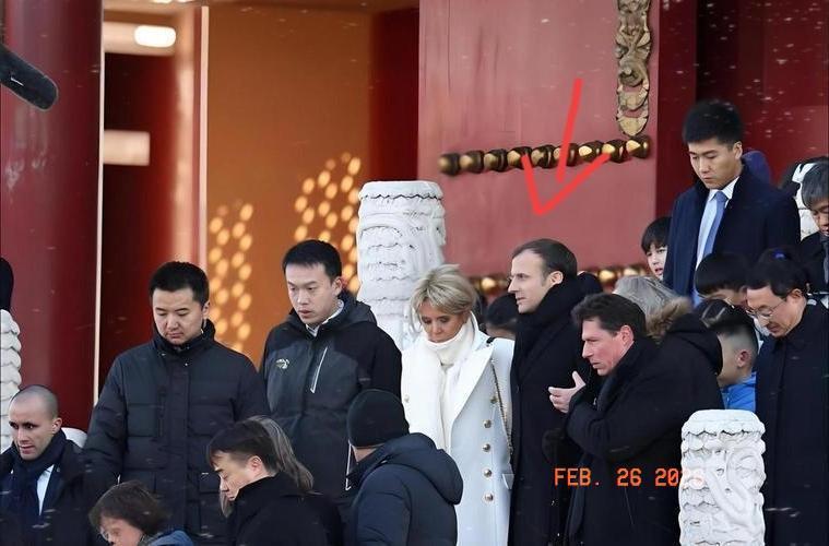 大家仔细瞅瞅，昨天那脸板得，跟谁欠了他八百吊钱似的，那股子紧张劲儿隔着屏幕都能感