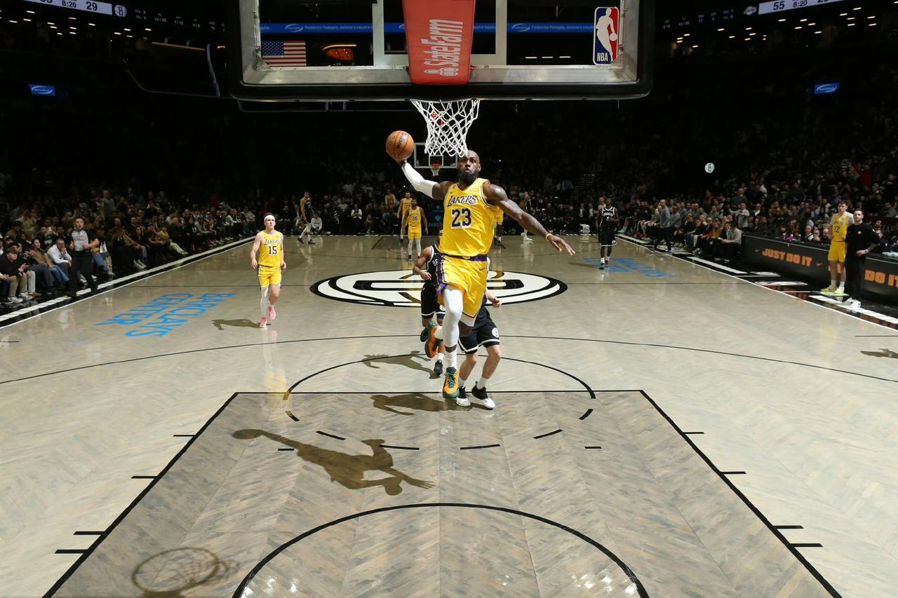 詹姆斯赛后深情告白！就在湖人八连客收官战大胜篮网后，勒布朗·詹姆斯的一条社媒动