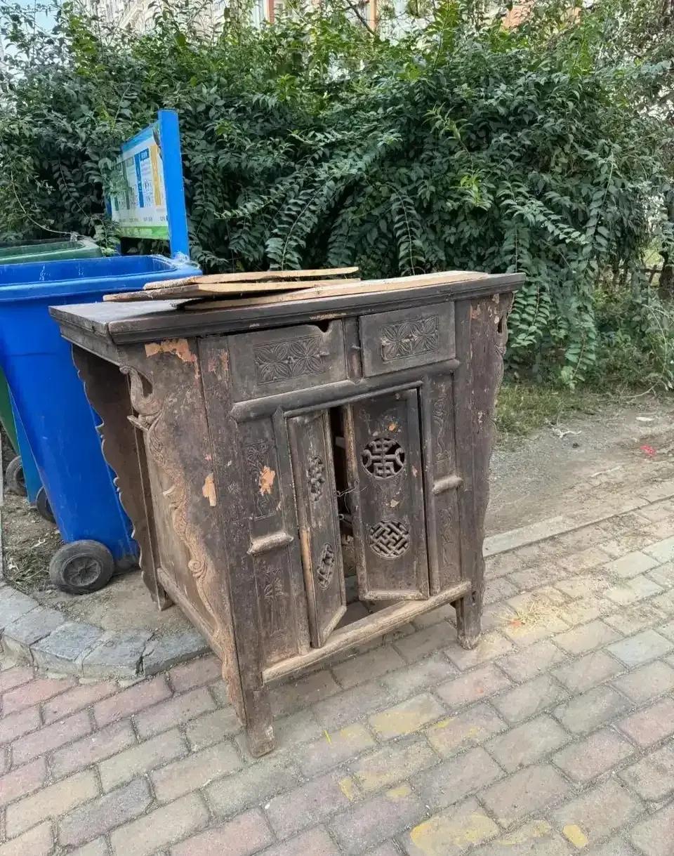 垃圾桶旁边放了一个老物件。参谋参谋，捡还是不捡。