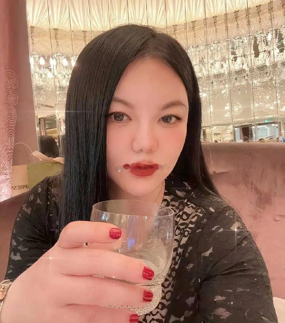 李湘居然把她手掌纹路打码了！果然有钱人在意的东西有好多。 现在的有钱人，防窥