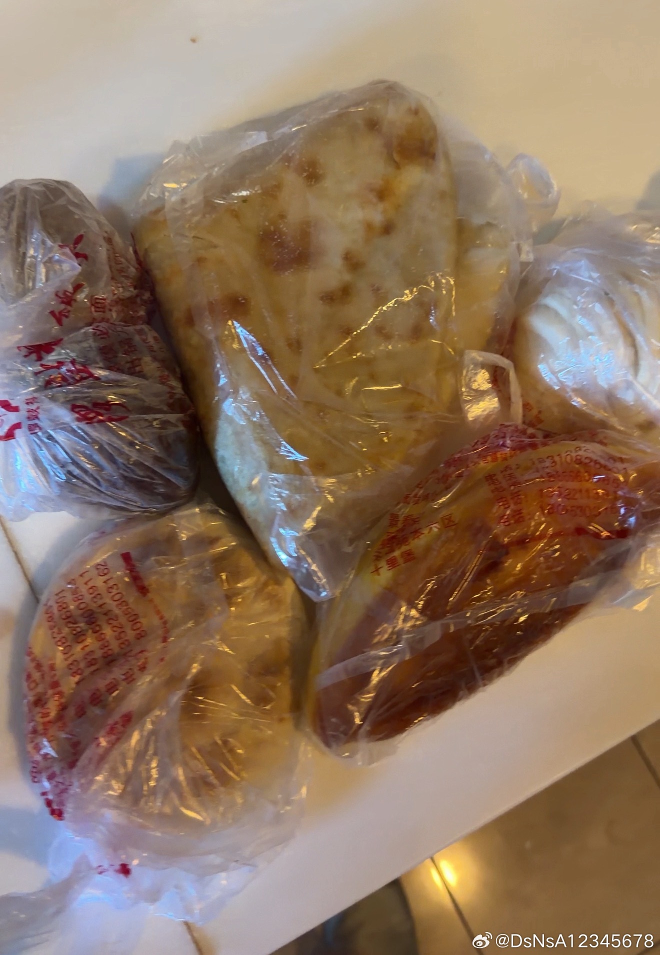这饼太大了我去。以为自己吃俩馒头一个花卷就吃不下饼了，分装成了四袋结果吃了两袋。