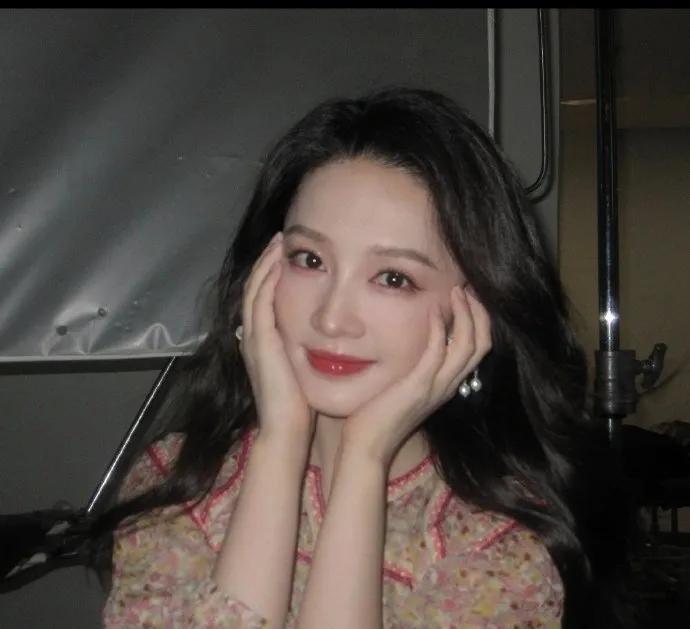 李沁曝张若昀婚礼趣事：妆化费成功“追讨”！最近，一档热门综艺《花儿与少年》又一