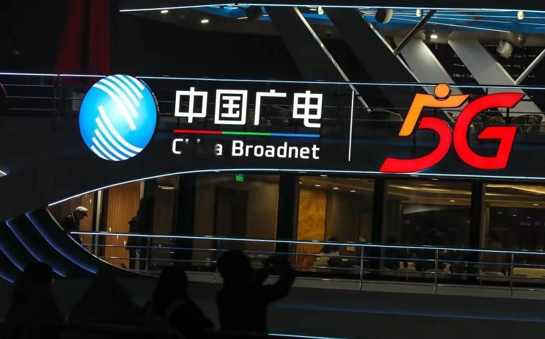【广电5G用户逼近4400万，这场仗打得漂亮！】最近，广电系统上半年成绩单