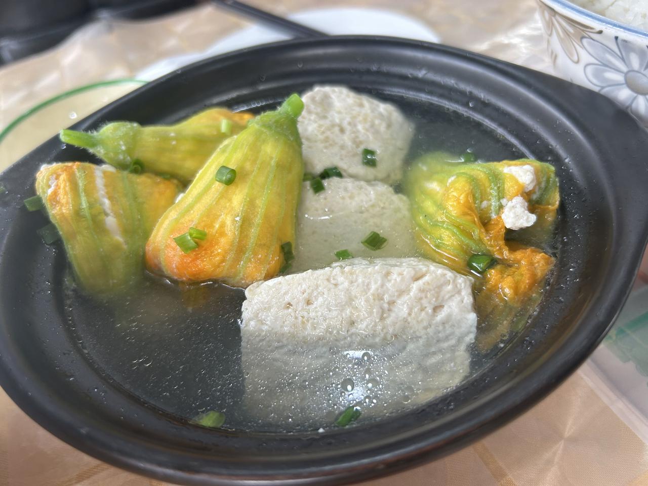酿！酿豆腐可是客家人超爱的传统美食，历史老悠久了，而且不同地方做法还不一样。