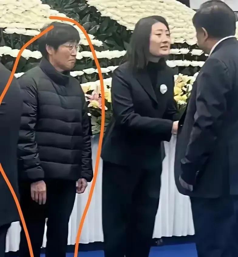 站在身边的，不一定就是帮你的人；离得远的不一定是仇人。大小姐的亲姑姑和三姐一起