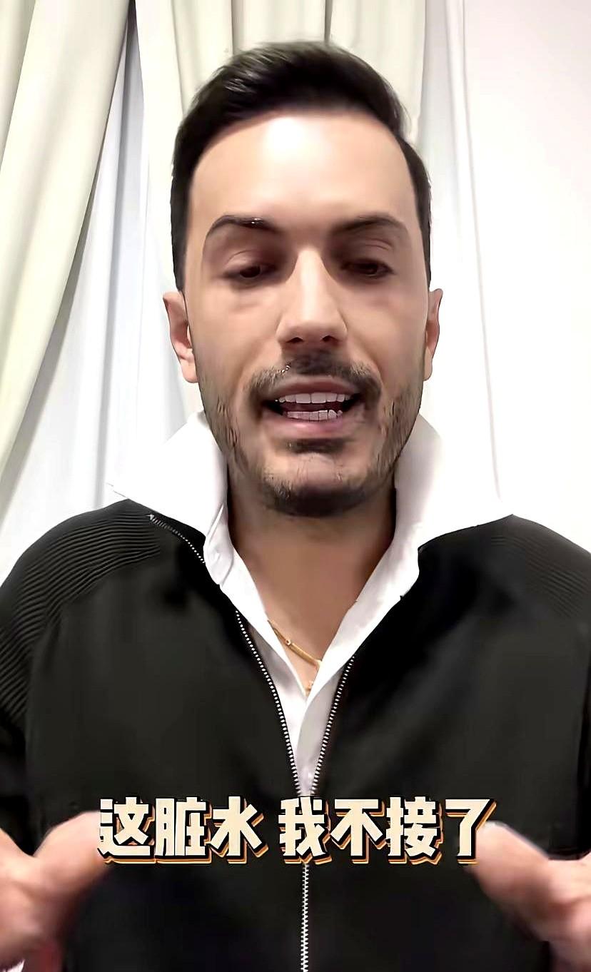 这瓜吃着咋这么膈应人呢！现在网上吵翻了，有人说他纯纯白眼狼——当年从十八线小