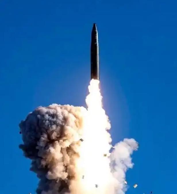 东风5C竖起来的那一刻，为何全世界都劝中国冷静？真这么夸张吗？为啥当东风5C竖