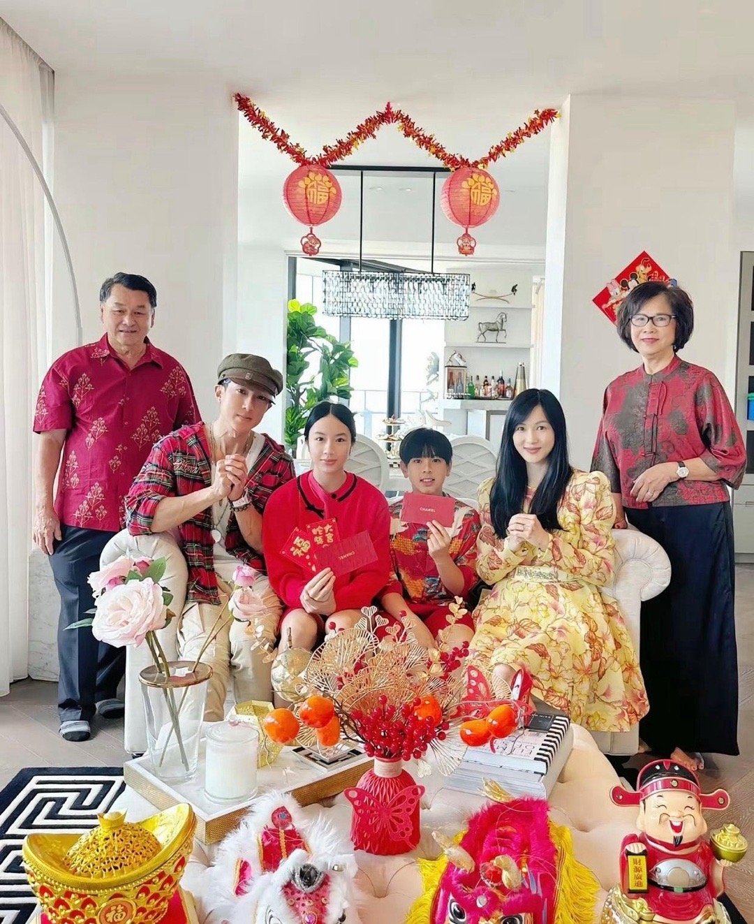 吴尊一家子是真的不在乎礼节，让长辈站在做陪衬，感观上并不好。