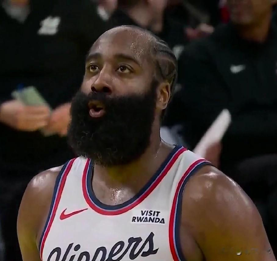 25场比赛打完！！！快船各项数据目前在联盟的排名！！！场均出手：84.2次（