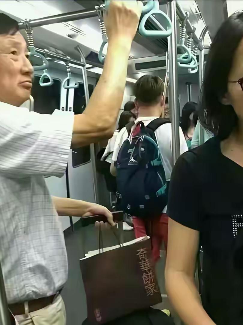 地铁上看到的，太不可思议了[赞][赞]