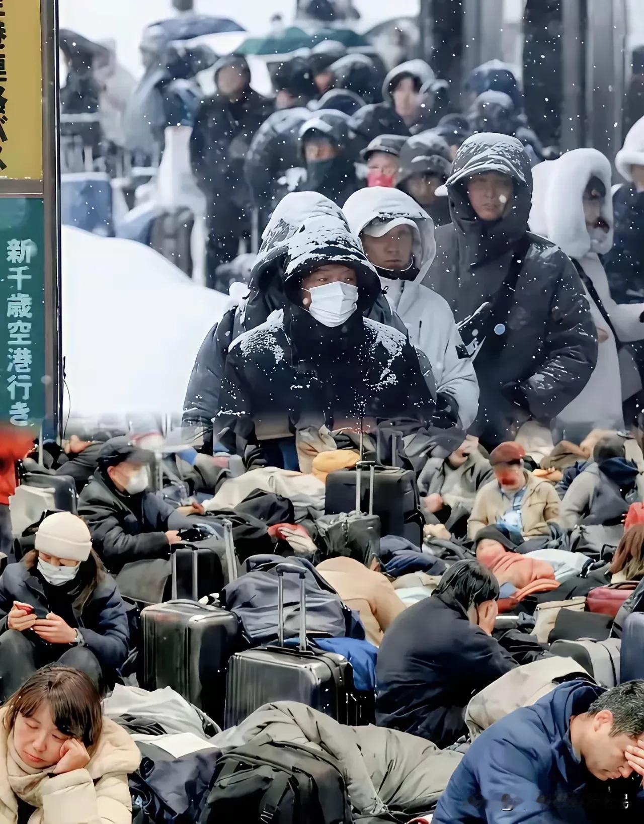 北海道暴雪滞留？可怜归可怜，任性的代价得自己扛！北海道机场地板上躺满旅客，