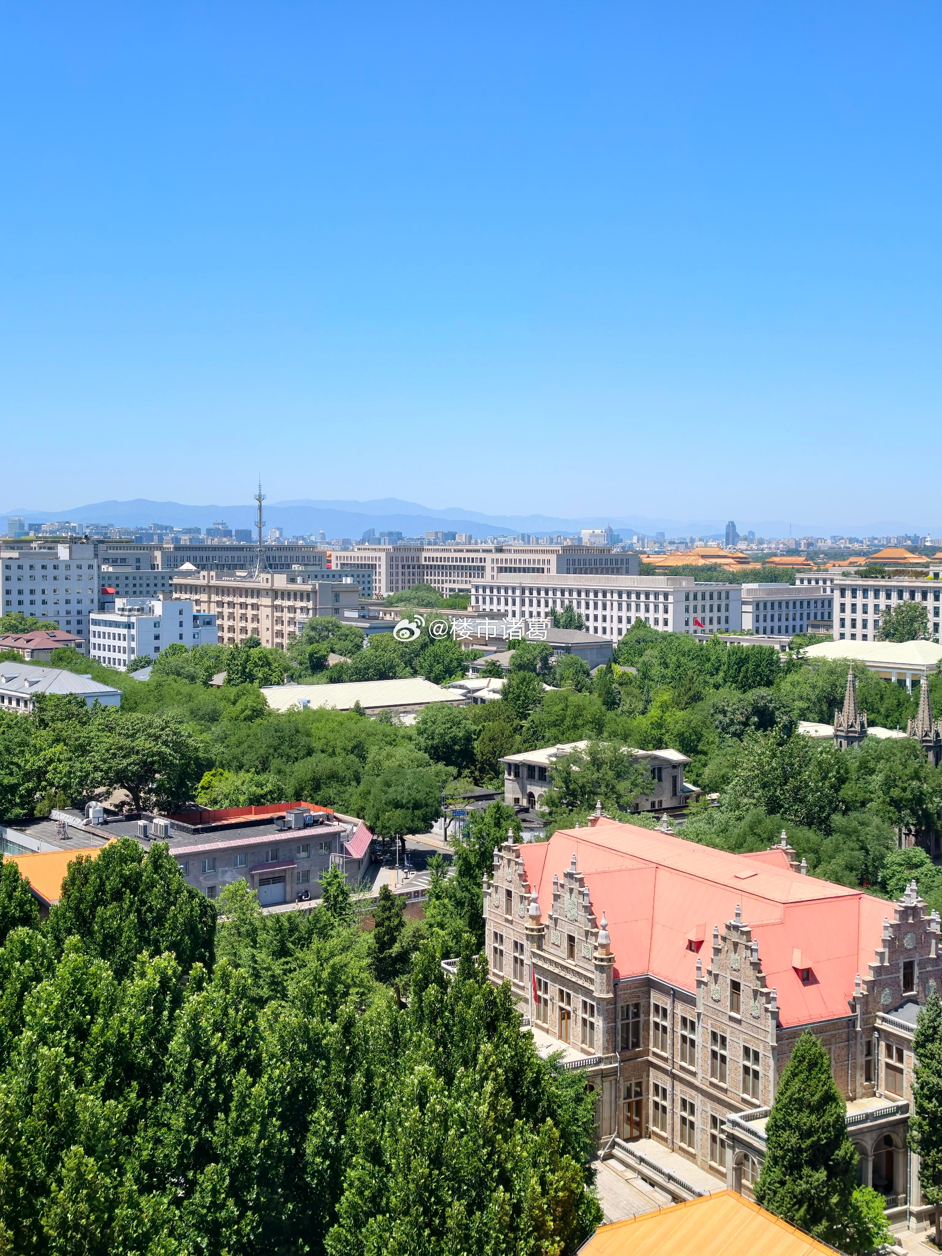 左边是上海老城区，右边是北京老城区。