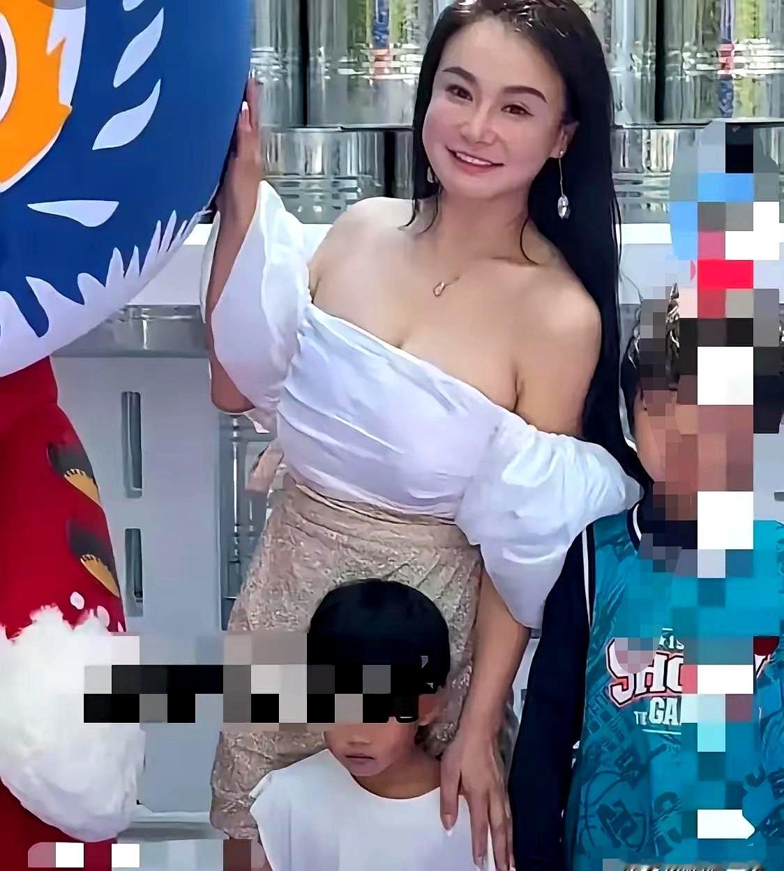 拿了金腰带的铁血拳王，凭啥在老婆面前秒变“纯爱战神”？你看看冉莹颖就全明白了！