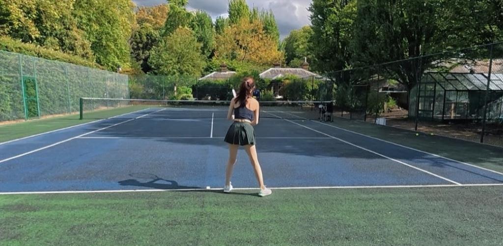 章泽天晒打网球美照9月20日，章泽天打网球的美照被曝光，从曝光的画面我们可以看