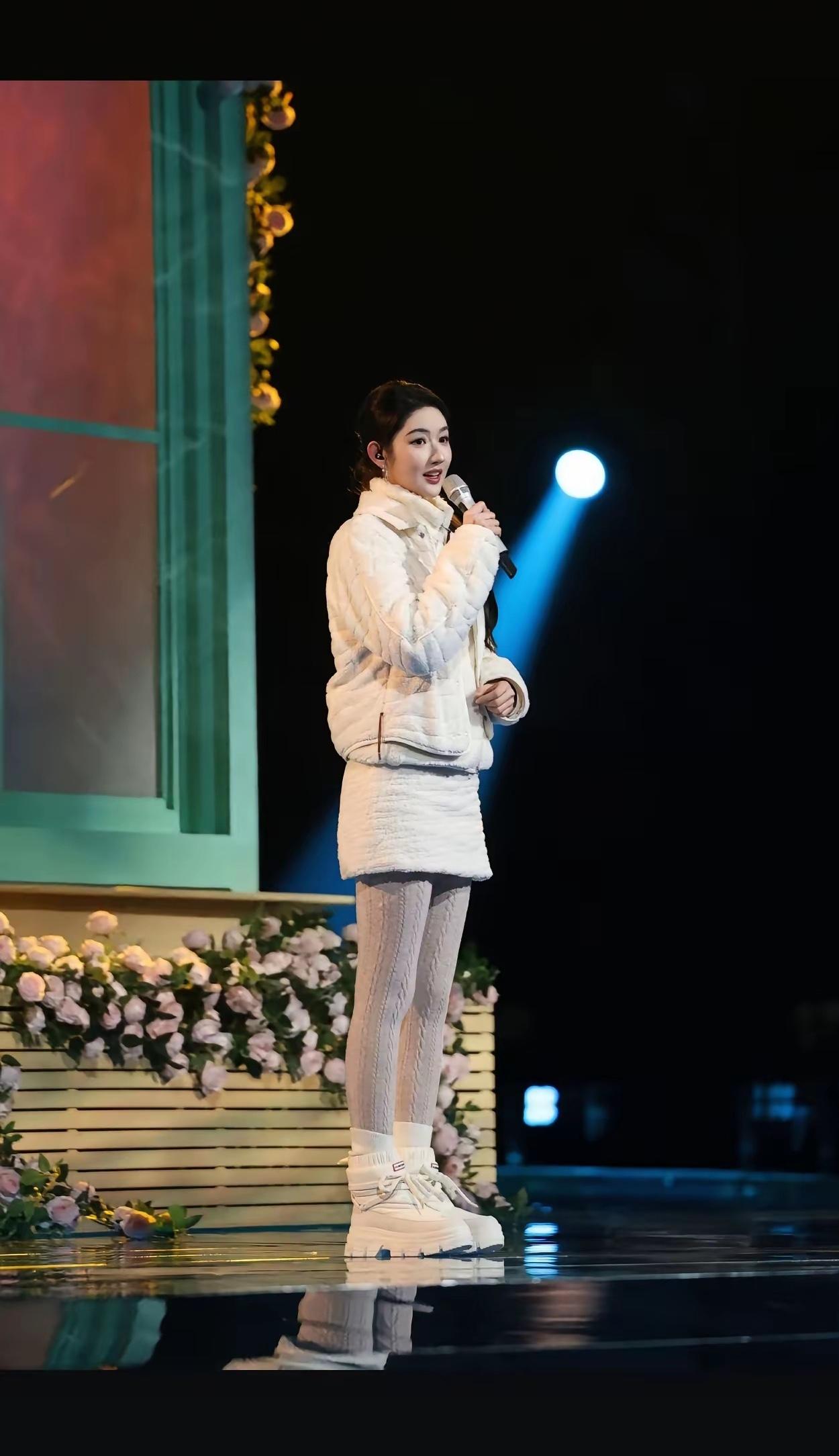 这闺女个子是真高，穿平底鞋都比旁人挺拔。跨年晚会上一瞧，好家伙！那双鞋厚的，