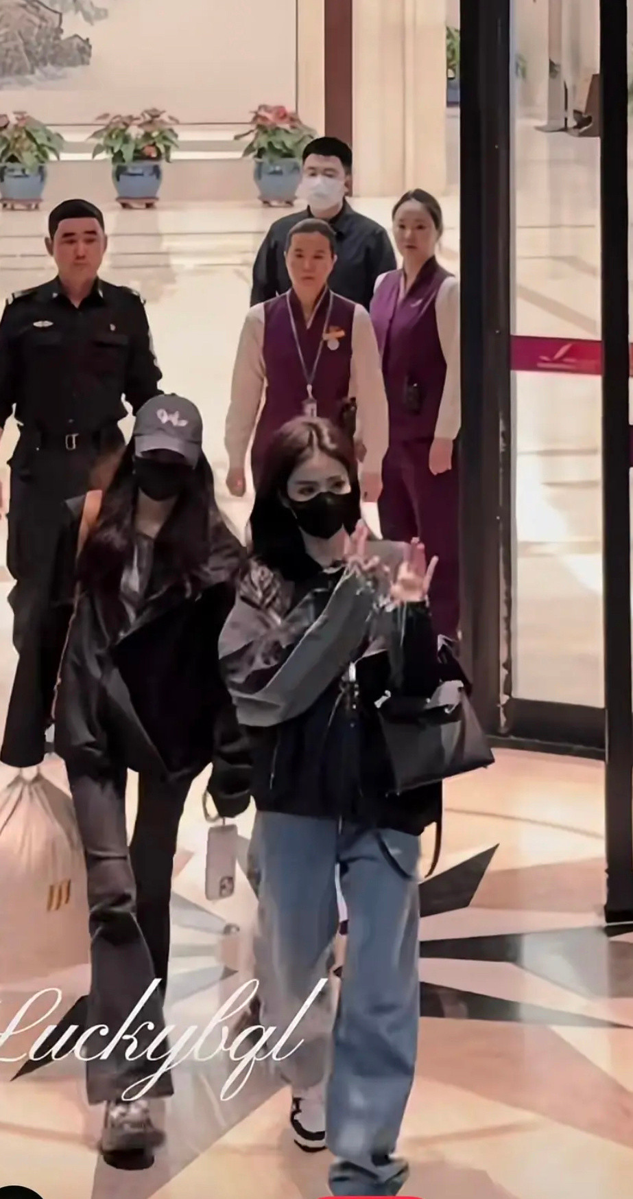 提问这张图里哪个人是明星？