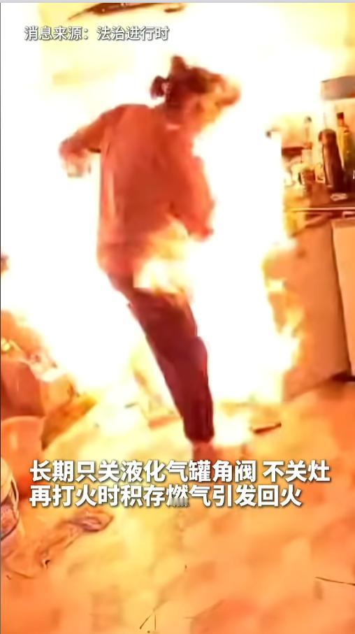 “千万别再图省事了！”近日，福建，一位阿姨用煤气灶做饭时，打火瞬间爆燃，阿姨多处