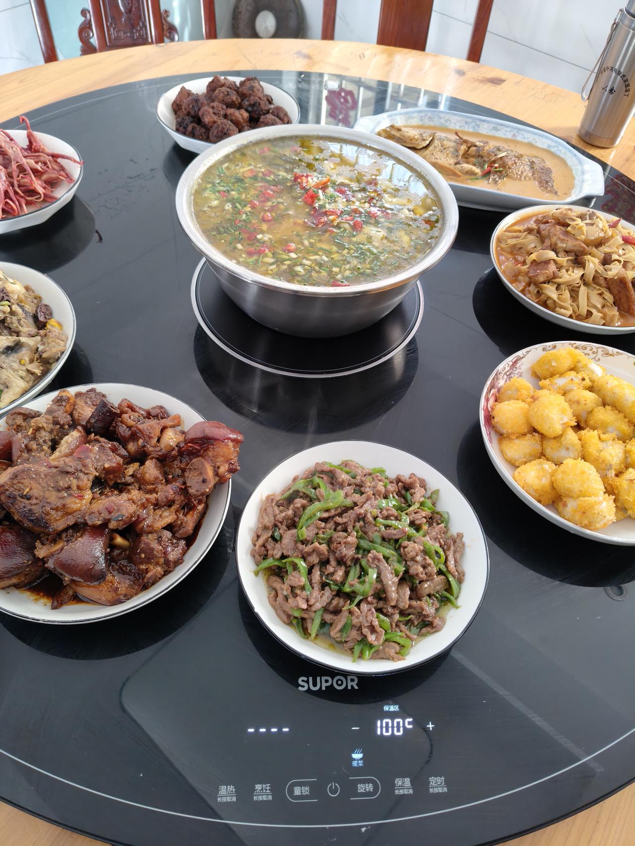 昨天，去亲戚家拜年，中午吃饭的时候发现了这个高科技东西，上网查了一下，名字叫电热