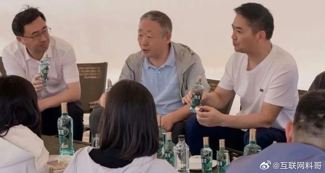 牛批！刘强东真够接地气的，前几天在内蒙和洋河老板张联东对瓶吹白酒！一点都不做作，