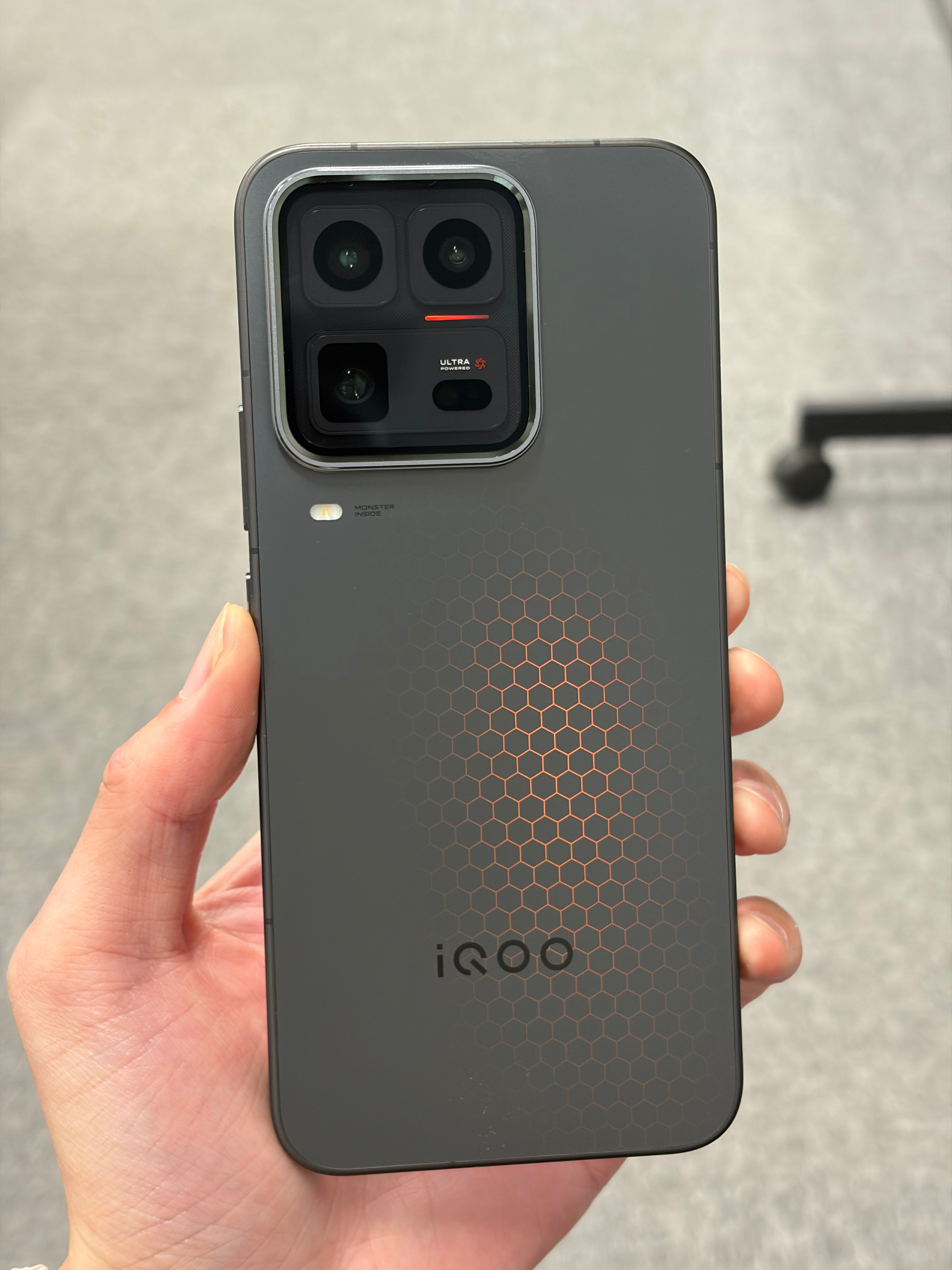 iQOO15Ultra是真帅啊，我还以为后盖也有灯效。但其实是光线反射的纹理