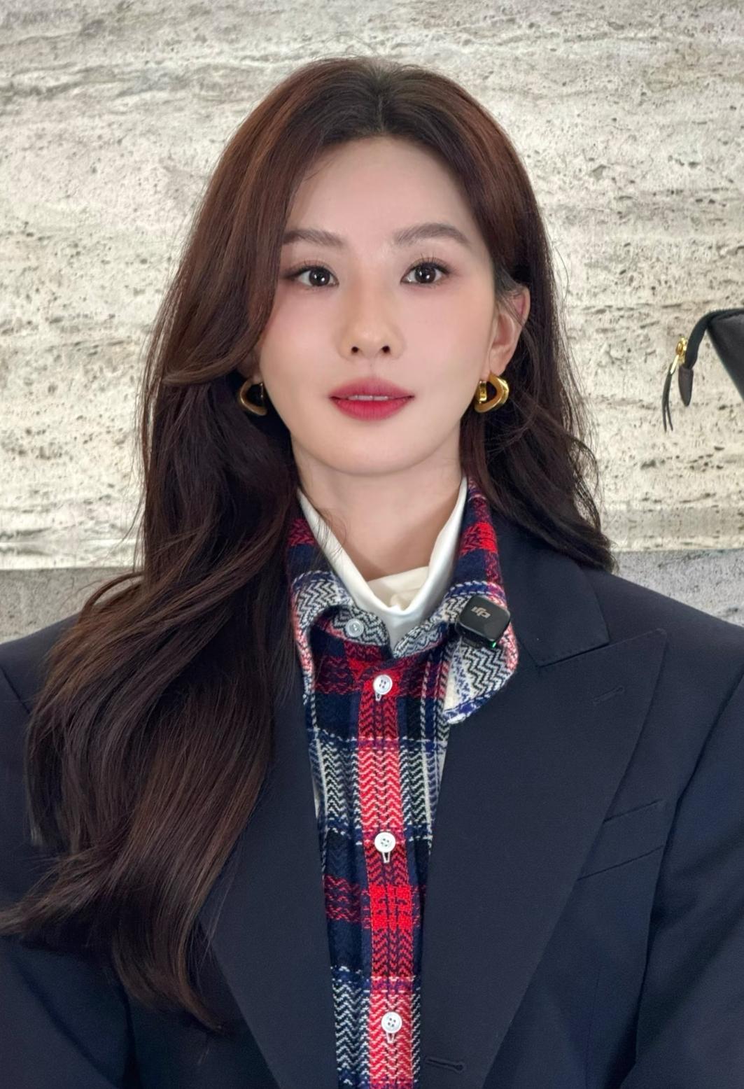 刘诗诗气质真是独一无二。逛商场撞见刘诗诗的活动了，真人是真的好看，还不是那种扎眼