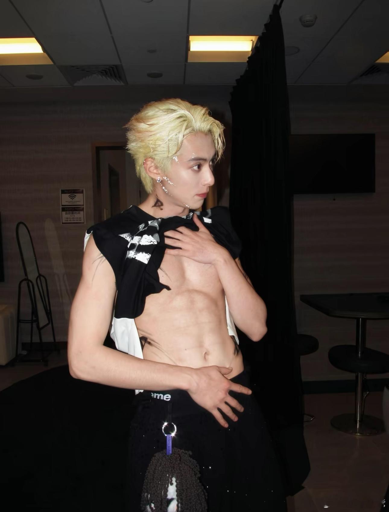 王鹤棣只需微微出手就拿下了2025到今年男演员🫘指第一，第一个想到在王鹤棣脖子