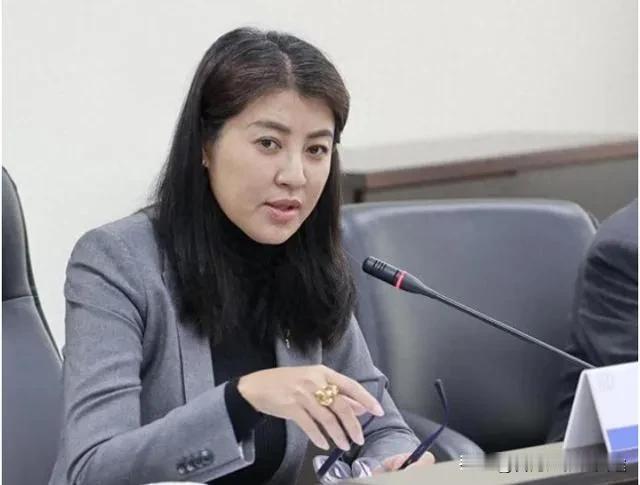 美女县长许淑华怒怼绿营罢免闹剧：政治斗争何时休？两岸统一更需团结！2025