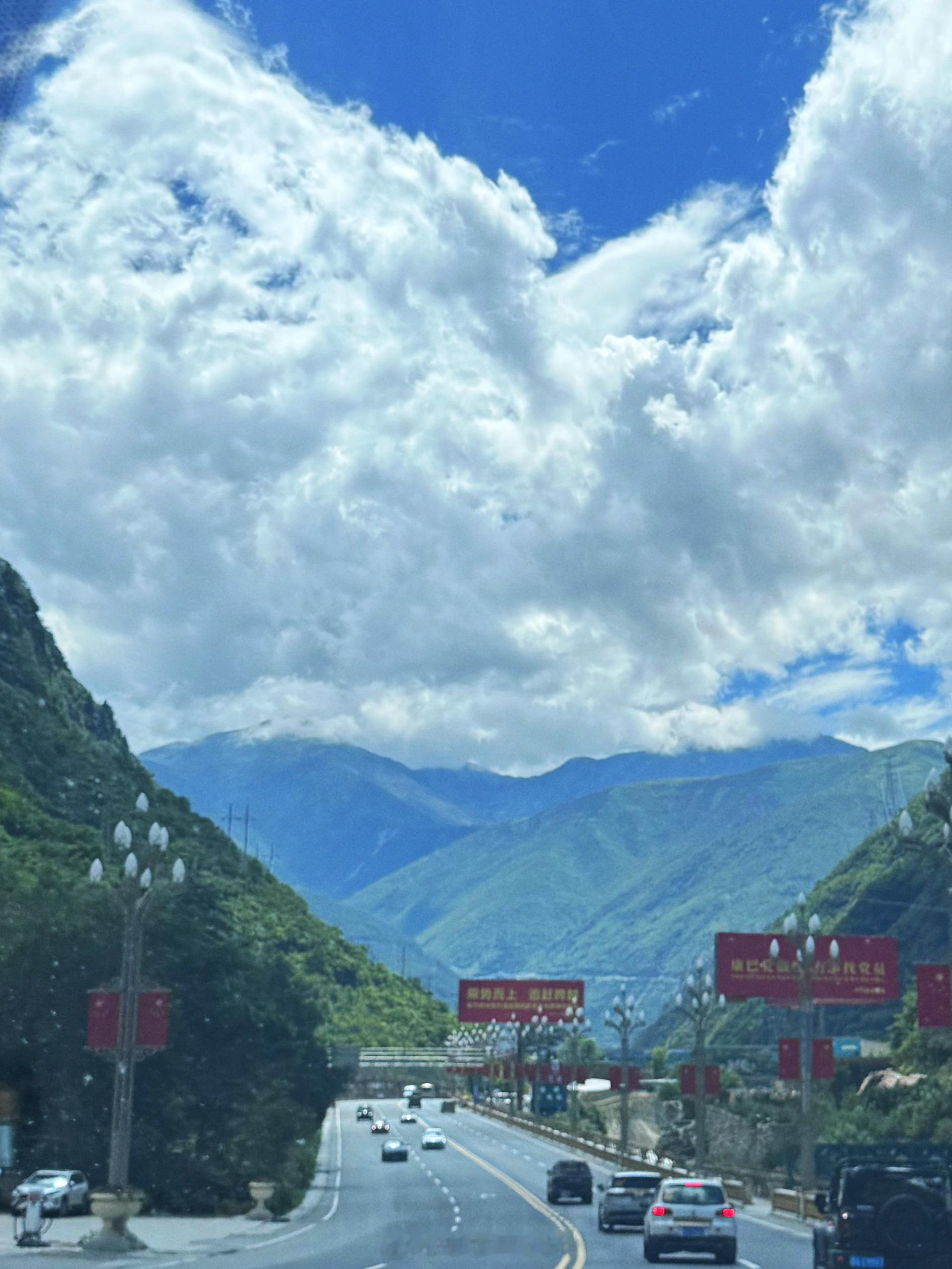 该怎么向你们描述翻了个山头儿出来看到雪山的震撼呢…🏔️楠楠一家成都西藏游