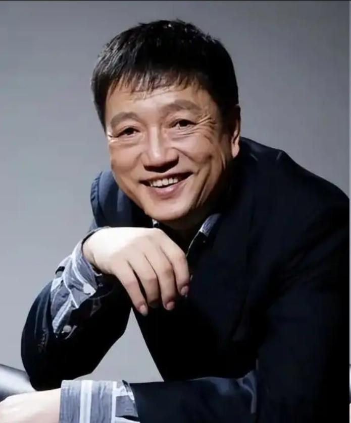 72岁的陈佩斯发文寄托哀思，字里行间满是悲痛。8月11日中午，72岁的陈佩斯