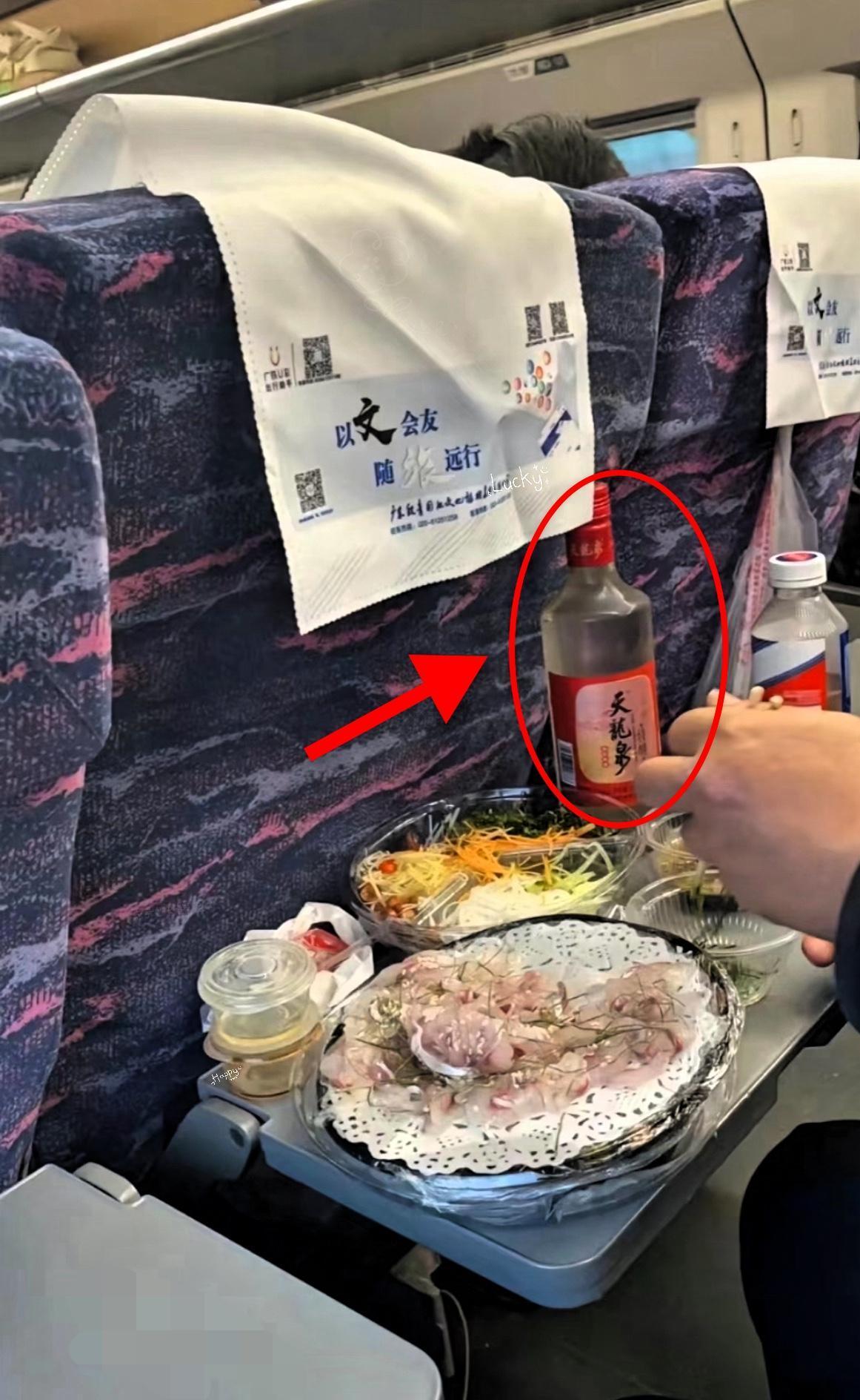 这是高铁，他是怎么带上来的?​这明明是高铁车厢，安检那么严格,​​​“这可是