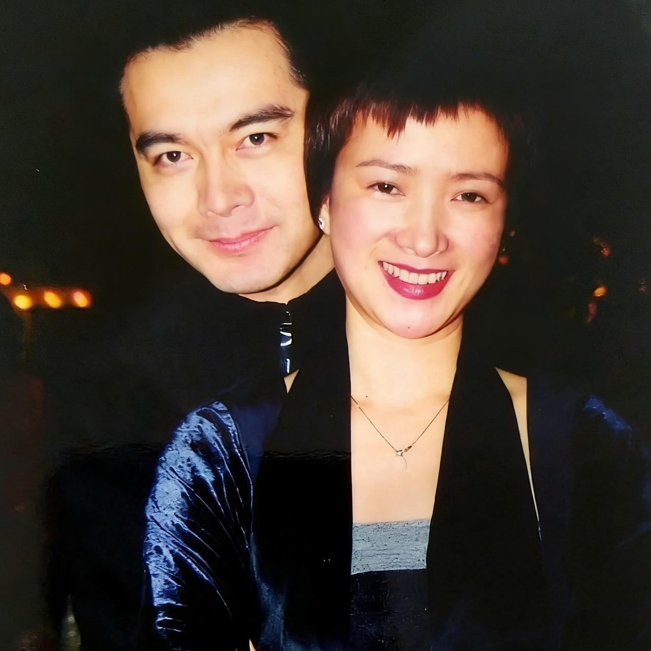 这是何晴和许亚军热恋期，一张温馨的合影，镜头中的他们脸上洋溢着幸福的笑容，这对金