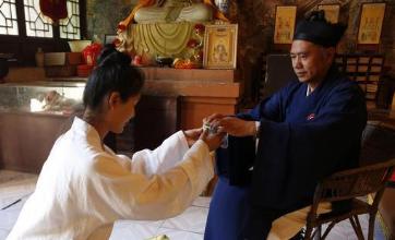 2009年，一名19岁漂亮女大学生被道姑预言：“今生与婚姻无缘！”同伴笑了：不可