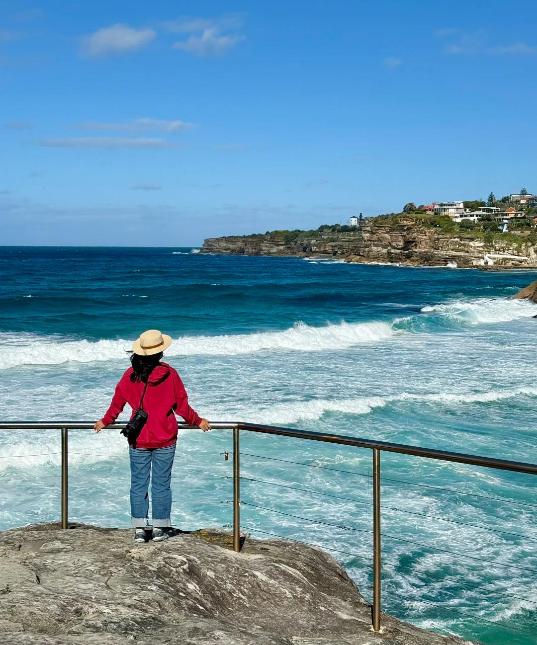 去年才去了悉尼的邦迪海滩游玩，没想到今年就出了这样的事，令人震惊难过。邦迪海