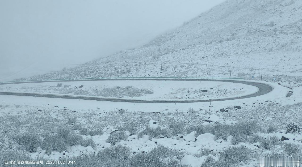 2025年11月2日星期日川西行第17天在路上一路上不停的拍拍拍，到理塘之