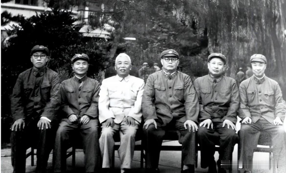1963年，军事科学院部分领导合影。左起：余光文、阎揆要、宋时轮、叶剑英、钟期光